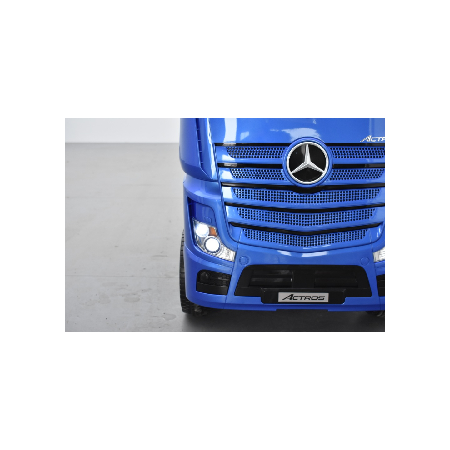 Mercedes Actros Bleu métallisé 2 x 12V, camion électrique enfant 12 volts télécommande parentale 2.4 Ghz, 12V 14Ah, 4 moteurs