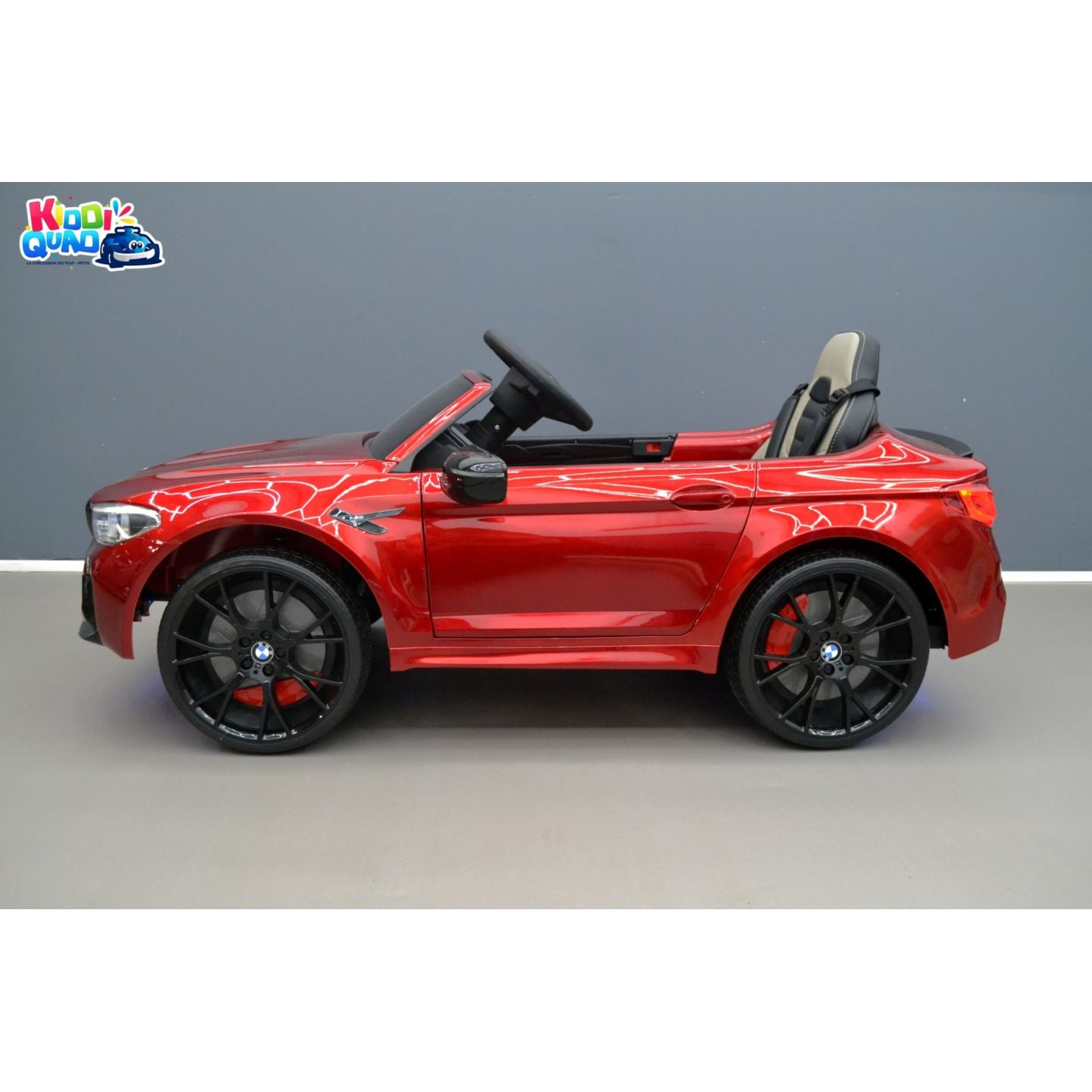 Pack BMW M5 Rouge + 2ème chargeur + 2ème pack batterie + housse + plaques