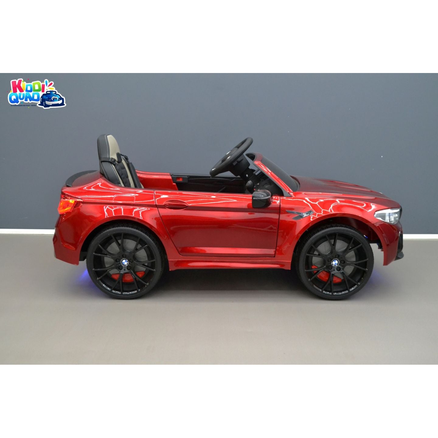 Pack BMW M5 Rouge + 2ème chargeur + 2ème pack batterie + housse + plaques