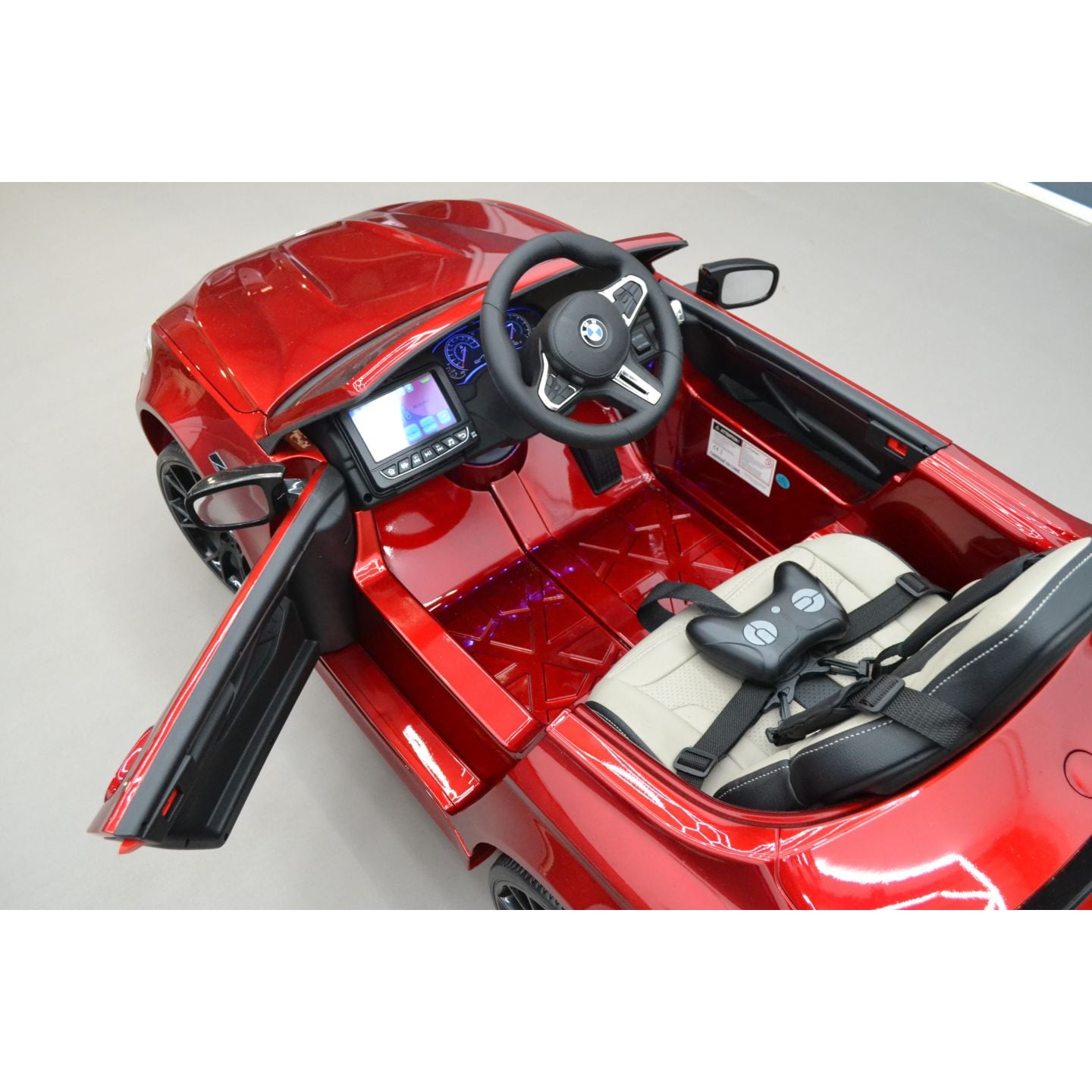 Pack BMW M5 Rouge + 2ème chargeur + 2ème pack batterie + housse + plaques